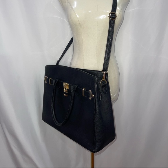 🖤🔒 Chic Black Bag with Straps and Lock Design🔒🖤 - Picture 6 of 7